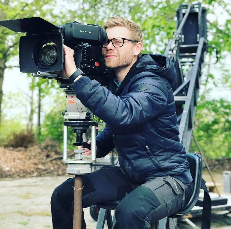 Anton bag et broadcast-kamera